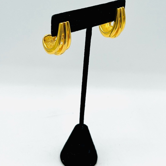 Gold tone vintage clip on earrings career style simple - Picture 5 of 10